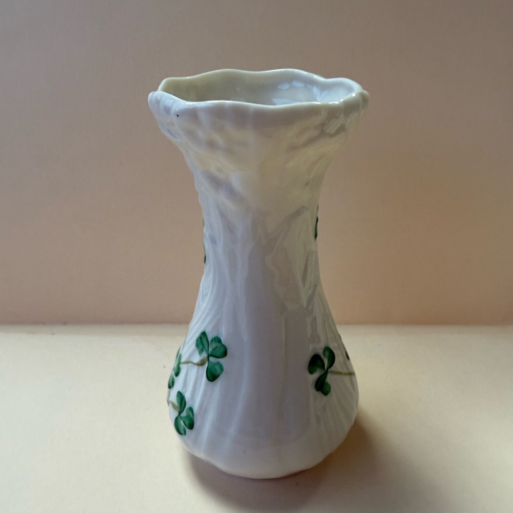 Belleek Classic Daisy Toy Spill Vase with Green Clover Design. - Picture 4 of 10